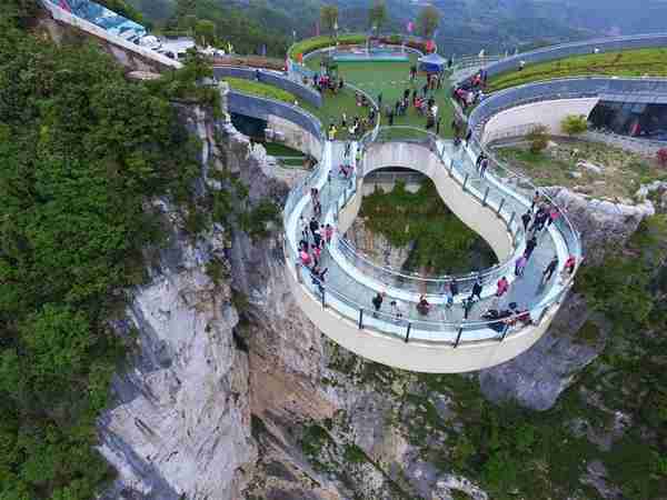 五一假期旅游 想玩点刺激的？这几个玻璃走廊可以挑战一下