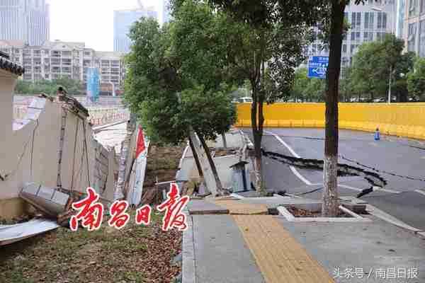 南昌红谷滩金融大街一路面突发塌陷 周边已进行交通管制