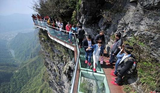 五一假期旅游 想玩点刺激的？这几个玻璃走廊可以挑战一下