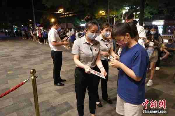 凌晨排队下馆子！北京恢复堂食，城市烟火气骤浓